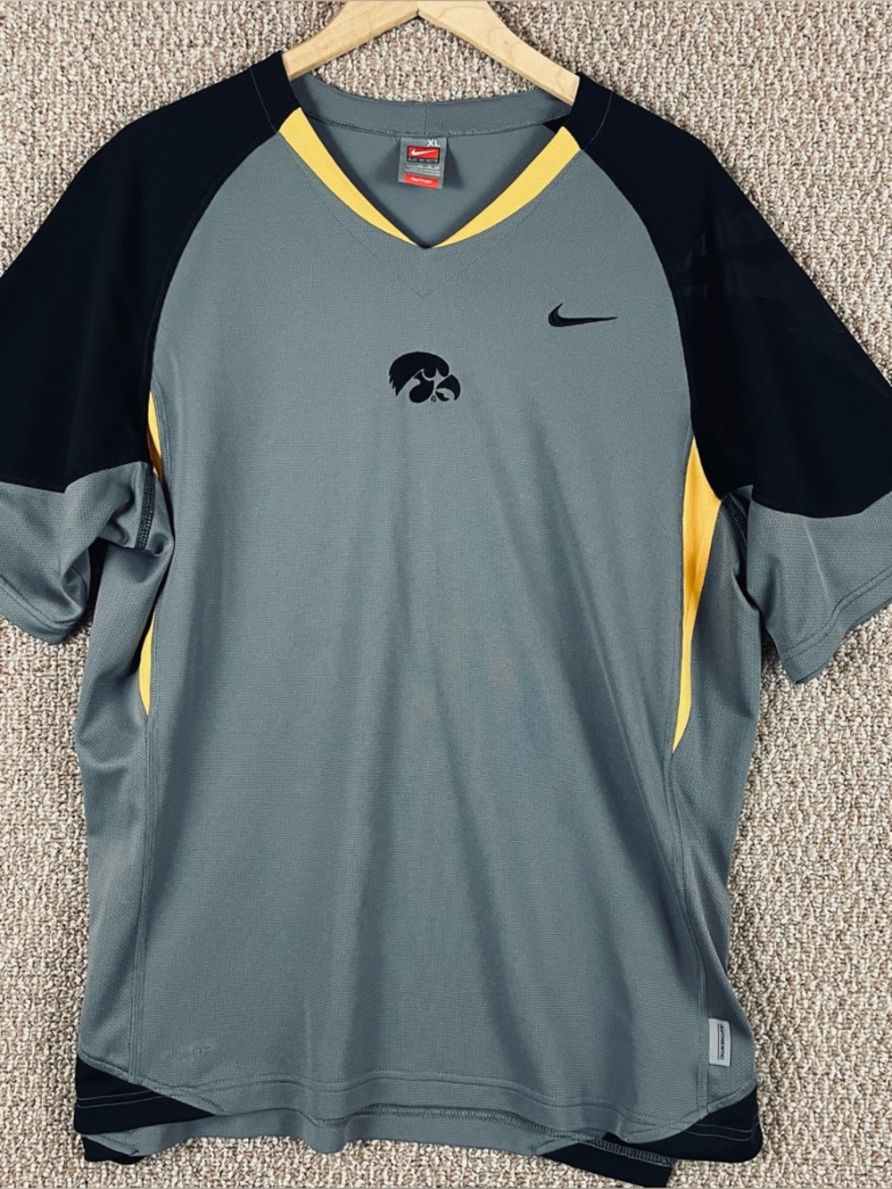 Nike Team Iowa Hawkeyes Shirt Men’s XL Embroidered Swoosh Gray Black Yellow T741